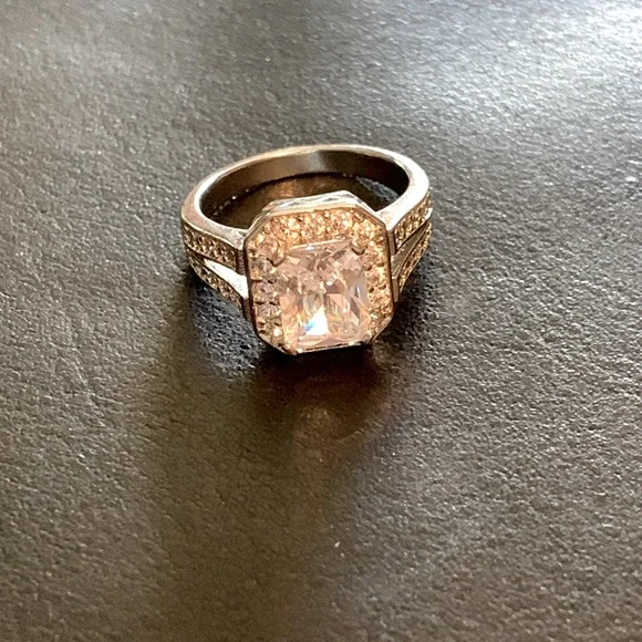 Size 8 silver dinner ring. Cubit zirconia. - Picture 3 of 8